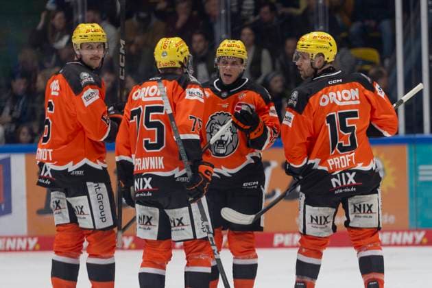 PENNY DEL Löwen Frankfurt Eisbären Berlin, 13 10 2024 Julian Napravnik Löwen Frankfurt 75 Kevin Maginot Löwen Frankfurt 6 Carter Proft Löwen Frankfurt 15 Dennis Lobach Löwen Frankfurt 26 , Löwen Frankfurt Eisbären Berlin, Frankfurt, NIX Eissporthalle, 13 10 2024 Copyright: xBEAUTIFULxSPORTS Gawlikx