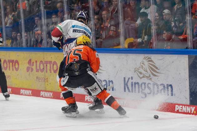 PENNY DEL Löwen Frankfurt Eisbären Berlin, 13 10 2024 Julian Napravnik Löwen Frankfurt 75 Kai Wissmann Eisbären Berlin 6 , Löwen Frankfurt Eisbären Berlin, Frankfurt, NIX Eissporthalle, 13 10 2024 Copyright: xBEAUTIFULxSPORTS Gawlikx
