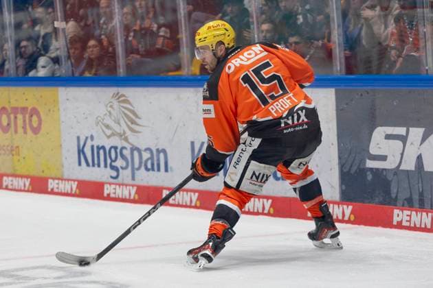 PENNY DEL Löwen Frankfurt Eisbären Berlin, 13 10 2024 Carter Proft Löwen Frankfurt 15 am Puck, Löwen Frankfurt Eisbären Berlin, Frankfurt, NIX Eissporthalle, 13 10 2024 Copyright: xBEAUTIFULxSPORTS Gawlikx