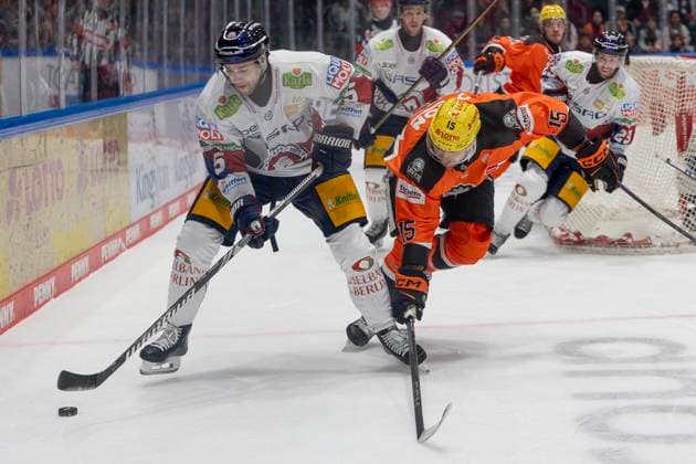 PENNY DEL Löwen Frankfurt Eisbären Berlin, 13 10 2024 Mitch Reinke Eisbären Berlin 5 Carter Proft Löwen Frankfurt 15 , Löwen Frankfurt Eisbären Berlin, Frankfurt, NIX Eissporthalle, 13 10 2024 Copyright: xBEAUTIFULxSPORTS Gawlikx