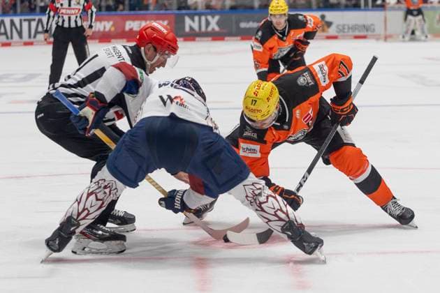 PENNY DEL Löwen Frankfurt Eisbären Berlin, 13 10 2024 Carter Rowney Löwen Frankfurt 17 Manuel Wiederer Eisbären Berlin 21 , Löwen Frankfurt Eisbären Berlin, Frankfurt, NIX Eissporthalle, 13 10 2024 Copyright: xBEAUTIFULxSPORTS Gawlikx