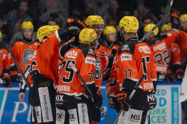 PENNY DEL Löwen Frankfurt Eisbären Berlin, 13 10 2024 Dominik Bokk Löwen Frankfurt 78 Kevin Maginot Löwen Frankfurt 6 Julian Napravnik Löwen Frankfurt 75 Carter Rowney Löwen Frankfurt 17 , Löwen Frankfurt Eisbären Berlin, Frankfurt, NIX Eissporthalle, 13 10 2024 Copyright: xBEAUTIFULxSPORTS Gawlikx