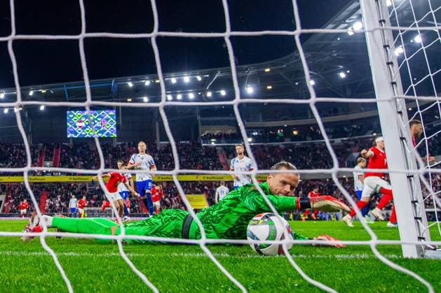 241013 Goalkeeper orjan Haskjold Nyland of Norway looks dejected after letting in 2 1 during the Nations League football match between Austria and Norway on October 13, 2024 in Linz Photo Vegard Grott BILDBYRAN kod VG VG0677 bbeng fotboll football soccer fotball nations league landskamp norge norway österrike osterrike austria depp  Copyright: VEGARDxGRoTT BB241013VG135