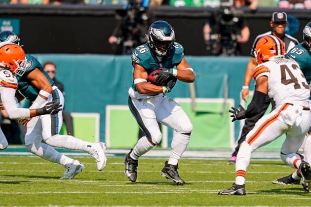 PHILADELPHIA, PA - OCTOBER 13: Philadelphia Eagles running back Saquon Barkley (26) rushes during the game between the Philadelphia Eagles and the Cleveland Browns on October 13, 2024 at Lincoln Financial Field in Philadelphia, PA. (Photo by Andy Lewis Icon Sportswire) NFL, American Football Herren, USA OCT 13 Browns at Eagles EDITORIAL USE ONLY Icon241013100