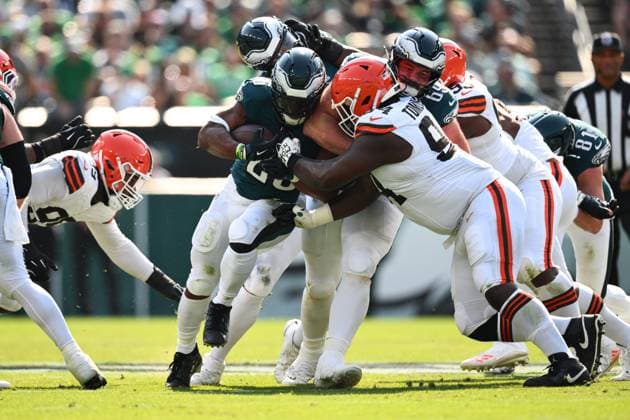 PHILADELPHIA, PA - OCTOBER 13: Philadelphia Eagles running back Saquon Barkley (26) rushes as offensive lineman Landon Dickerson (69) blocks in the second quarter during the game between the Cleveland Browns and Philadelphia Eagles on October 13, 2024 at Lincoln Financial Field in Philadelphia, PA. (Photo by Kyle Ross Icon Sportswire) NFL, American Football Herren, USA OCT 13 Browns at Eagles EDITORIAL USE ONLY Icon24101376