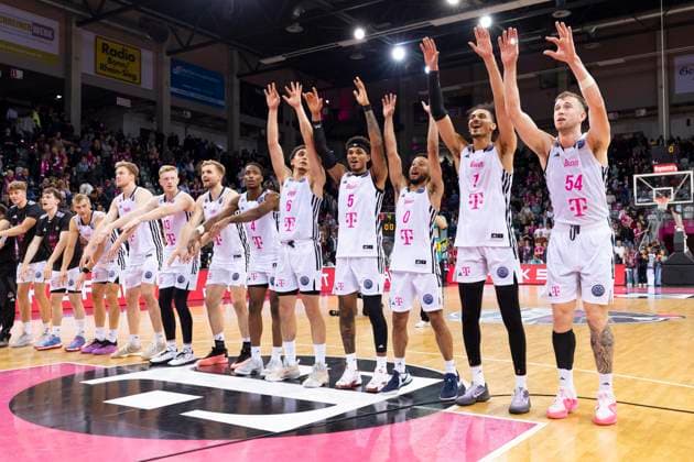 Cheering after the victory, f r n l Thomas KENNEDY BON 54 , Jonathan BAEHRE BÄHRE BON 1 , Darius MCGHEE BON 0 , Rivaldo SOARES BON 5 , Angelo ALLEGRI BON 6 , Phlandrous FLEMING JR BON 4 , Till PAPE BON 19 , Bodie HUME BON 13 , Lars THIEMANN BON 21 and Sam GRIESEL BON 2 , joy, laughter final score 93 74, Basketball Champions League Telekom Baskets Bonn AEK Besson BC Athens BONN vs AEK Regular Season Group E, at T E L E K O M D O M E, on 15 10 2024 Â