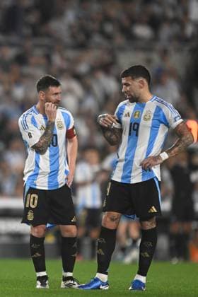 BUENOS AIRES, ARGENTINA - OCTOBER 15: Lionel Messi, Nicolas Otamendi of Argentina looks on during the FIFA World Cup, WM, Weltmeisterschaft, Fussball 2026 South American Qualifier match between Argentina and Bolivia at Estadio Mas Monumental Antonio Vespucio Liberti on October 15, 2024 in Buenos Aires, Argentina. Photo by D.Halisz SFSI Argentina v Bolivia - FIFA World Cup 2026 Qualifier Copyright: xDiegoxHalisz SFSIx