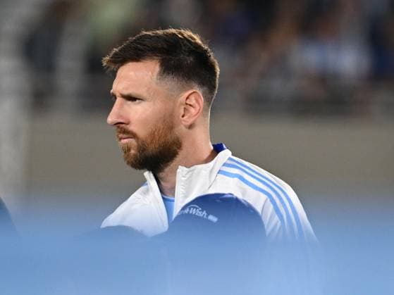 BUENOS AIRES, ARGENTINA - OCTOBER 15:Lionel Messi of Argentina previous a match between Argentina Vs Bolivia as part of World Cup 2026 Qualifiers at Estadio Mas Monumental on October 15, 2024 in BuenosAires, Argentina. Buenos Aires Buenos Aires Argentina Copyright: xIMAGOx xPhotoCero5x xLucianoxBisbalxPhotoCero5x