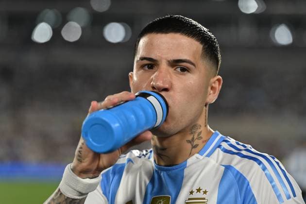 BUENOS AIRES, ARGENTINA - OCTOBER 15:Enzo Fernandez of Argentina hydrates previous a match between Argentina Vs Bolivia as part of World Cup 2026 Qualifiers at Estadio Mas Monumental on October 15, 2024 in BuenosAires, Argentina. Buenos Aires Buenos Aires Argentina Copyright: xIMAGOx xPhotoCero5x xLucianoxBisbalxPhotoCero5x