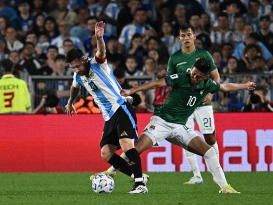 BUENOS AIRES, ARGENTINA - OCTOBER 15: Lionel Messi of Argentina and Ramiro Vaca of Bolivia fight the ball during a match between Argentina Vs Bolivia as part of World Cup 2026 Qualifiers at Estadio Mas Monumental on October 15, 2024 in BuenosAires, Argentina. Buenos Aires Buenos Aires Argentina Copyright: xIMAGOx xPhotoCero5x xLucianoxBisbalxPhotoCero5x