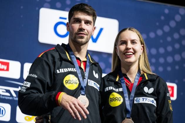 241018 Bonze medalists Patrick Franziska and Annett Kaufmann of Germany celebrate on the podium at the medal ceremony for mixed doubles during day 4 of the 2024 European Table Tennis Championship on October 18, 2024 in Linz Photo Mathias Bergeld BILDBYRAN kod MB MB0981 table tennis pingis 2024 european table tennis championship table tennis em em bbeng mixdubbel mixed doubles final jubel  Copyright: MATHIASxBERGELD BB241018MB192