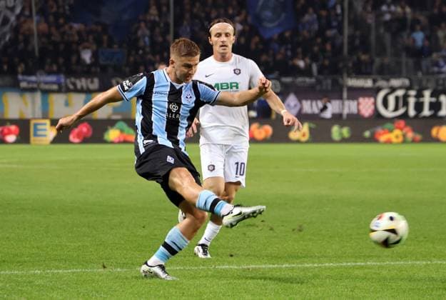 18 10 2024, xhettx, Fußball 3 Liga, SV Waldhof Mannheim Erzgebirge Aue emspor, v l Goal shot by Martin KobylaÅ ski SV Waldhof Mannheim, 10 , Mirnes Pepic Erzgebirge Aue DFL DFB REGULATIONS PROHIBIT ANY USE OF PHOTOGRAPHS as IMAGE SEQUENCES and or QUASI VIDEO Mannheim