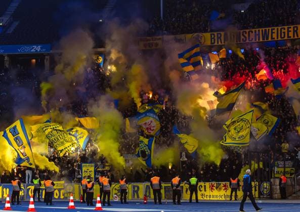 Soccer 2 Bundesliga, Hertha BSC Berlin Eintracht Braunschweig 18 10 2024, xdanx, Soccer 2 Bundesliga, Hertha BSC Berlin Eintracht Braunschweig v l fans, atmosphere, scarves, flags, visitors, jerseys, Ultras, Eintracht Braunschweig,Berlin, pyrotechnics, Bengalos, smoke DFL DFB REGULATIONS PROHIBIT ANY USE OF PHOTOGRAPHS as IMAGE SEQUENCES and or QUASI VIDEO Daniel Lakomski Mix1 Berlin Olympiastadion Berlin Berlin Germany EN Copyright: xDanielxLakomskix