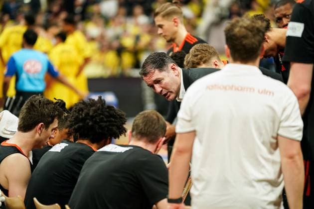 Ty Harrelson Ratiopharm Ulm, Head coach gives players instructions, Timeout, GER, EWE Baskets Oldenburg vs Ratiopharm Ulm, Basketball, Bundesliga, Matchday 5, Season 2024 2025, 19 10 2024 GER, EWE Baskets Oldenburg vs Ratiopharm Ulm, Basketball, Bundesliga, Matchday 5, Season 2024 2025, 19 10 2024 Oldenburg Copyright: xEibner-Pressefoto MaxxVincenx EP_MVN