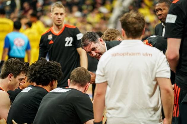 Ty Harrelson Ratiopharm Ulm, Head coach gives players instructions, Timeout, GER, EWE Baskets Oldenburg vs Ratiopharm Ulm, Basketball, Bundesliga, Matchday 5, Season 2024 2025, 19 10 2024 GER, EWE Baskets Oldenburg vs Ratiopharm Ulm, Basketball, Bundesliga, Matchday 5, Season 2024 2025, 19 10 2024 Oldenburg Copyright: xEibner-Pressefoto MaxxVincenx EP_MVN