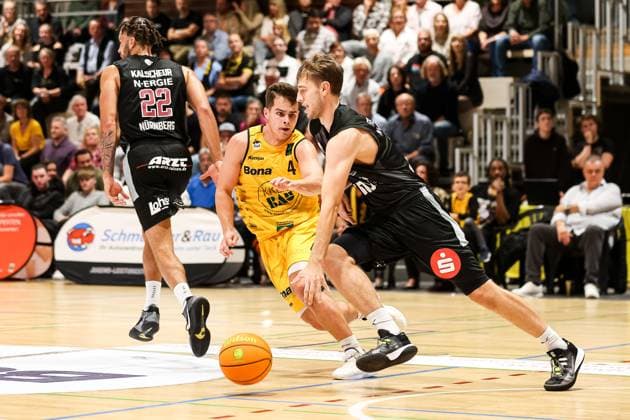 Christian Feneberg Nuernberg Falcons 07 vs Braden Norris VFL Kirchheim Knights 04 GER, Bozic Estriche Knights Kirchheim vs Nuernberg Falcons BC, 2 Basketball ProA Bundesliga, 5 Matchday, 19 10 2024, Season 2024 2025 GER, Bozic Estriche Knights Kirchheim vs Nuernberg Falcons BC, 2 Basketball ProA Bundesliga, 5 Matchday, 19 10 2024, Season 2024 2025 Kirchheim Copyright: xEibner-Pressefoto RogerxBuerkex EP_RBE