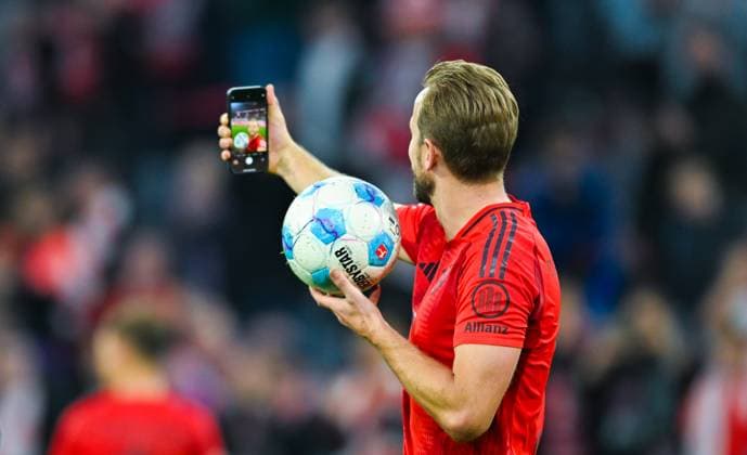 Harry Kane FC Bayern Muenchen takes a selfie with the ball, Bundesliga, FC Bayern München v VfB Stuttgart, Allianz Arena on October 19, 2024 in Munich, Germany Photo by Silas Schueller DeFodi Images Harry Kane FC Bayern Muenchen takes a picture with the ball, Bundesliga, FC Bayern München v VfB Stuttgart, Allianz Arena on October 19, 2024 in Munich, Germany Photo by Silas Schueller DeFodi Images DFL regulations prohibit any use of photographs as image sequences and or quasi video not used in POL SRB CRO FRA GBR NED ITA USA Defodi 738 738 BAYVFB 20241019 656 Defodi-738 not used in POL SRB CRO FRA GBR NED ITA USA DFL regulations prohibit any use of photographs as image sequences and or quasi-video.