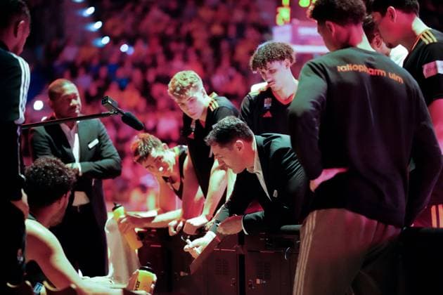 Ty Harrelson Ratiopharm Ulm, Head coach gives players instructions, Timeout, GER, EWE Baskets Oldenburg vs Ratiopharm Ulm, Basketball, Bundesliga, Matchday 5, Season 2024 2025, 19 10 2024 GER, EWE Baskets Oldenburg vs Ratiopharm Ulm, Basketball, Bundesliga, Matchday 5, Season 2024 2025, 19 10 2024 Oldenburg Copyright: xEibner-Pressefoto MaxxVincenx EP_MVN