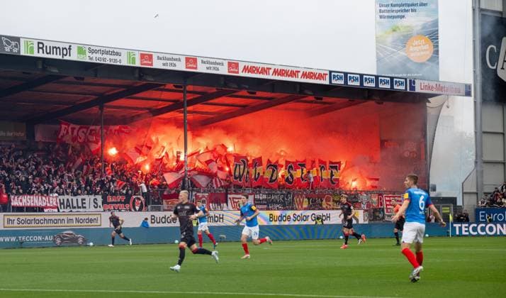 Soccer, Men, 1 Bundesliga, Season 2024 2025, Matchday 7, Holstein Kiel 1 FC Union Berlin, Guest block, Fans of Union Fans of burn fireworks, 20 10 2024, Copyright: xMatthiasxKochx