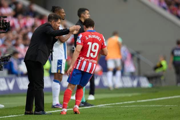 Diego Pablo Simeone, head coach Atletico de Madrid and Julian Alvarez Atletico de Madrid talks during the LaLiga match between AtlÃ tico Madrid and CD LeganÃ s at Civitas Metropolitano on October 20, 2024 in Madrid, Spain Photo by Manu Reino DeFodi Images not used in POL SRB CRO FRA GBR NED ITA USA Defodi 071 ATMLEG20241020 111 Defodi-071 not used in POL SRB CRO FRA GBR NED ITA USA