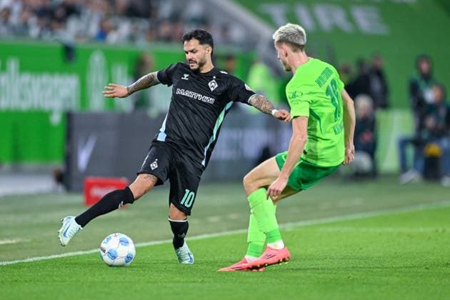 20 10 2024, Football, Bundesliga, Matchday 7 Season 2024 2025, VfL Wolfsburg SV Werder Bremen, Leonardo Bittencourt SV Werder Bremen , Jakub Kaminski VfL Wolfsburg , xRHR PHOTO TKx Copyright: RHR-FOTOx RHR-FOTO TK