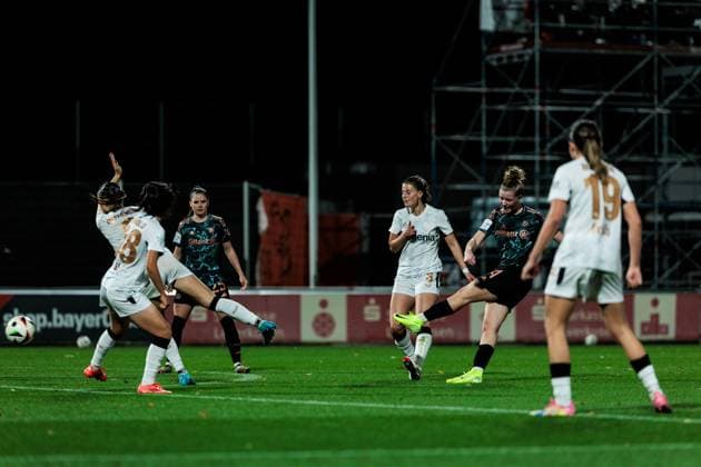 GOOGLE PIXEL Womens Bundesliga, Bayer 04 Leverkusen FC Bayern Munich 20 10 2024 Alara Sehitler FC Bayern Munich, 14 shoots the 2 3 GOOGLE PIXEL Womens Bundesliga, Bayer 04 Leverkusen FC Bayern Munich, Leverkusen, Ulrich Haberland Stadium on 20 10 2024 DFB REGULATIONS PROHIBIT ANY USE OF PHOTOGRAPHS AS IMAGE SEQUENCES AND OR QUASI VIDEO Copyright: xBEAUTIFULxSPORTS Wunderlx