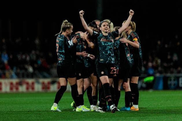 GOOGLE PIXEL Womens Bundesliga, Bayer 04 Leverkusen FC Bayern Munich 20 10 2024 Cheering for 2 3 by Alara Sehitler FC Bayern Munich, 14 GOOGLE PIXEL Womens Bundesliga, Bayer 04 Leverkusen FC Bayern Munich, Leverkusen, Ulrich Haberland Stadium on 20 10 2024 DFB REGULATIONS PROHIBIT ANY USE OF PHOTOGRAPHS AS IMAGE SEQUENCES AND OR QUASI VIDEO Copyright: xBEAUTIFULxSPORTS Wunderlx