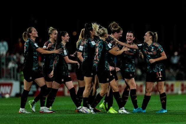 GOOGLE PIXEL Womens Bundesliga, Bayer 04 Leverkusen FC Bayern Munich 20 10 2024 Cheering for 2 3 by Alara Sehitler FC Bayern Munich, 14 GOOGLE PIXEL Womens Bundesliga, Bayer 04 Leverkusen FC Bayern Munich, Leverkusen, Ulrich Haberland Stadium on 20 10 2024 DFB REGULATIONS PROHIBIT ANY USE OF PHOTOGRAPHS AS IMAGE SEQUENCES AND OR QUASI VIDEO Copyright: xBEAUTIFULxSPORTS Wunderlx