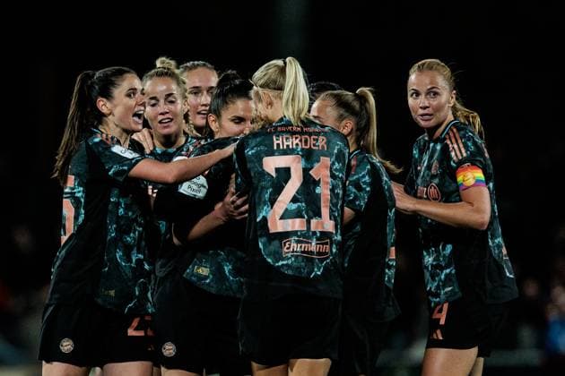 GOOGLE PIXEL Womens Bundesliga, Bayer 04 Leverkusen FC Bayern Munich 20 10 2024 Cheering for 2 3 by Alara Sehitler FC Bayern Munich, 14 GOOGLE PIXEL Womens Bundesliga, Bayer 04 Leverkusen FC Bayern Munich, Leverkusen, Ulrich Haberland Stadium on 20 10 2024 DFB REGULATIONS PROHIBIT ANY USE OF PHOTOGRAPHS AS IMAGE SEQUENCES AND OR QUASI VIDEO Copyright: xBEAUTIFULxSPORTS Wunderlx