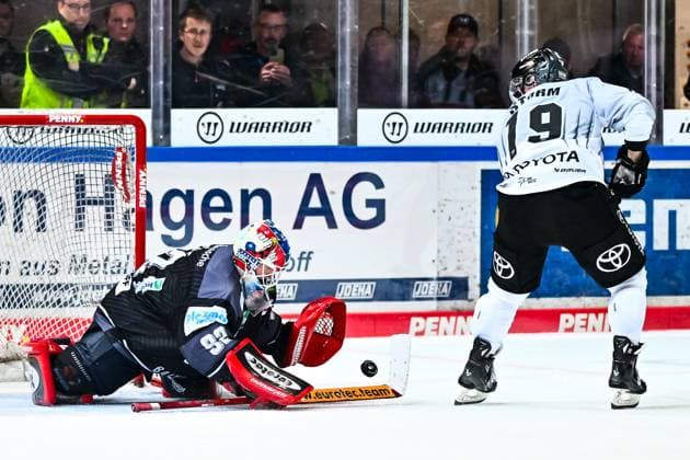 Andreas Andy Jenike Iserlohn Roosters, 92 holds the puck against Frederik Storm Koelner Haie, 19 , GER, Iserlohn Roosters vs Koeler Haie, Ice Hockey, Penny DEL, Matchday 11, Season 2024 2025, 20 10 2024, GER, Iserlohn Roosters vs Koeler Haie, Ice Hockey, Penny DEL, Matchday 11, Season 2024 2025, 20 10 2024 Iserlohn Copyright: xJonasxBrockmann Eibner-Pressefotx EP_JBN