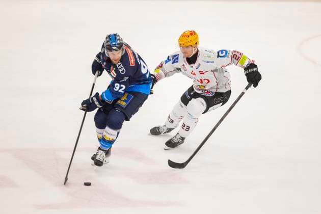 Ingolstadt, Germany October 20, 2024 Penny DEL 2024 2025 Sp 11 ERC Ingolstadt vs Pinguins Bremerhaven In the picture from left in the duel Daniel Schmölz Schmoelz ERC Ingolstadt and Max Görtz Goertz Bremerhaven Saturn Arena Bayern Copyright: xFotostandx xSchäferx