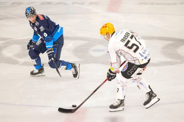 Ingolstadt, Germany October 20, 2024 Penny DEL 2024 2025 Sp 11 ERC Ingolstadt vs Pinguins Bremerhaven In the picture from left in a duel Myles Powell ERC Ingolstadt and Alex Friesen Bremerhaven Saturn Arena Bayern Copyright: xFotostandx xSchäferx