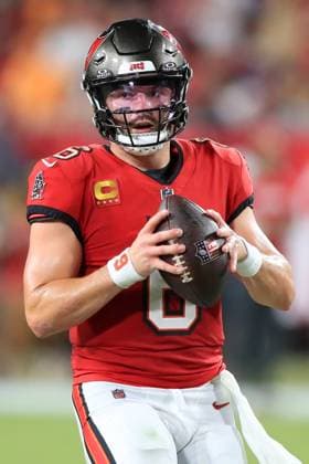 TAMPA, FL - OCTOBER 21: Tampa Bay Buccaneers Quarterback Baker Mayfield (6) searches for an open receiver during the game between the Baltimore Ravens and the Tampa Bay Buccaneers on October 21, 2024 at Raymond James Stadium in Tampa, Florida. (Photo by Cliff Welch Icon Sportswire) NFL, American Football Herren, USA OCT 21 Ravens at Buccaneers EDITORIAL USE ONLY Icon357241021052