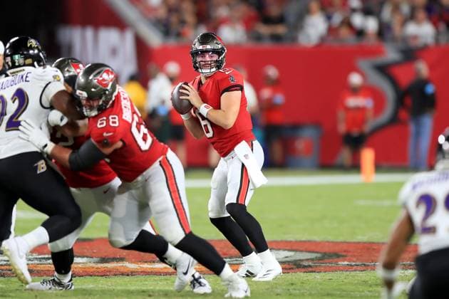 TAMPA, FL - OCTOBER 21: Tampa Bay Buccaneers Quarterback Baker Mayfield (6) searches for an open receiver during the game between the Baltimore Ravens and the Tampa Bay Buccaneers on October 21, 2024 at Raymond James Stadium in Tampa, Florida. (Photo by Cliff Welch Icon Sportswire) NFL, American Football Herren, USA OCT 21 Ravens at Buccaneers EDITORIAL USE ONLY Icon357241021056