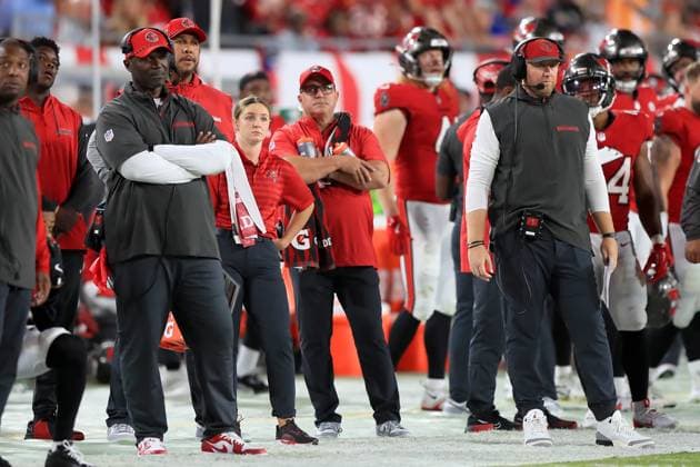 TAMPA, FL - OCTOBER 21: Tampa Bay Buccaneers Head Coach Todd Bowles and Offensive Coordinator Liam Coen watch the action on the field during the game between the Baltimore Ravens and the Tampa Bay Buccaneers on October 21, 2024 at Raymond James Stadium in Tampa, Florida. (Photo by Cliff Welch Icon Sportswire) NFL, American Football Herren, USA OCT 21 Ravens at Buccaneers EDITORIAL USE ONLY Icon357241021060