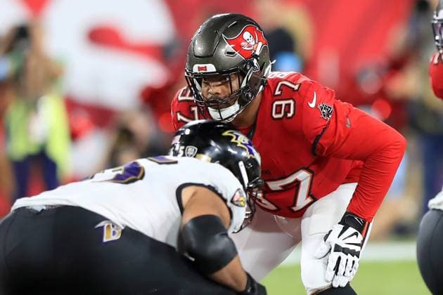 TAMPA, FL - OCTOBER 21: Tampa Bay Buccaneers Defensive Lineman Earnest Brown IV (97) looks into the offensive backfield during the game between the Baltimore Ravens and the Tampa Bay Buccaneers on October 21, 2024 at Raymond James Stadium in Tampa, Florida. (Photo by Cliff Welch Icon Sportswire) NFL, American Football Herren, USA OCT 21 Ravens at Buccaneers EDITORIAL USE ONLY Icon357241021063