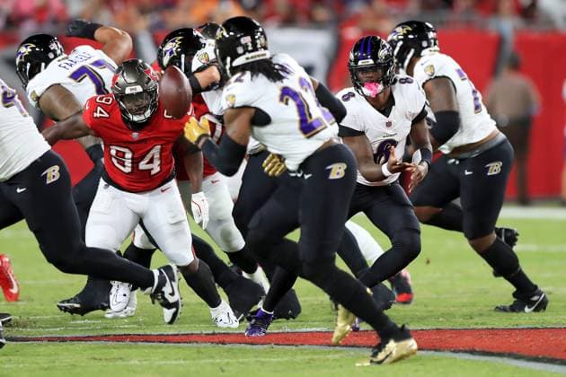 TAMPA, FL - OCTOBER 21: Tampa Bay Buccaneers Defensive Lineman Calijah Kancey (94) watches the ball flipped to Baltimore Ravens Running Back Derrick Henry (22) from Quarterback Lamar Jackson (8) during the game between the Baltimore Ravens and the Tampa Bay Buccaneers on October 21, 2024 at Raymond James Stadium in Tampa, Florida. (Photo by Cliff Welch Icon Sportswire) NFL, American Football Herren, USA OCT 21 Ravens at Buccaneers EDITORIAL USE ONLY Icon357241021064