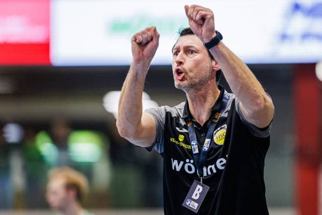 Anel Mahmutefendic HSC 2000 Coburg, Trainer aergert sich auf ist unzufrieden GER, GWD Minden vs HSC 2000 Coburg, Handball, 2 Bundesliga, Matchday 8, Season 2024 2025, 22 10 2024 GER, GWD Minden vs HSC 2000 Coburg, Handball, 2 Bundesliga, Matchday 8, Season 2024 2025, 22 10 2024 Luebbecke Copyright: xEibner-Pressefoto JanxRollingerx EP_JSK