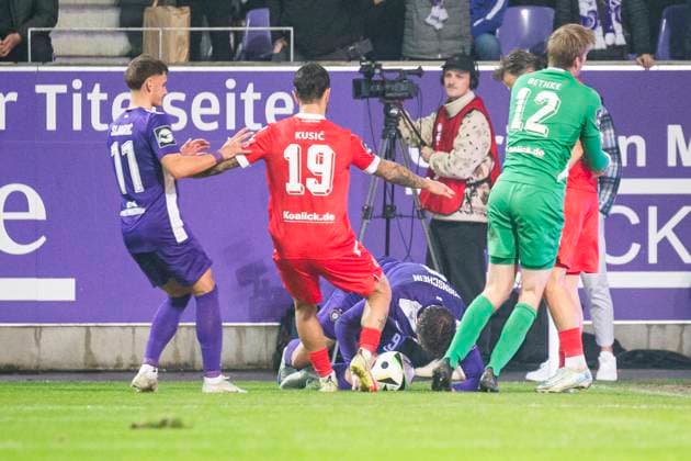 22 10 2024, xomx, Fußball 3 Liga, Erzgebirge Aue Energie Cottbus emspor, v l Rangelei in der Nachspielzeit Omar Sarif Sijaric FC Erzgebirge Aue , Filip Kusic FC Energie Cottbus , Elias Bethke FC Energie Cottbus DFL DFB REGULATIONS PROHIBIT ANY USE OF PHOTOGRAPHS as IMAGE SEQUENCES and or QUASI VIDEO Aue
