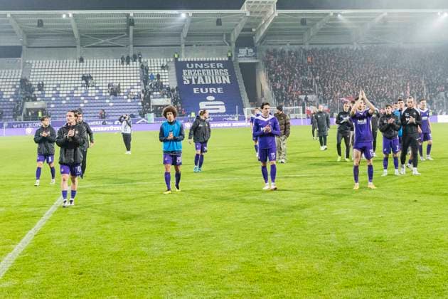 22 10 2024, xomx, Fußball 3 Liga, Erzgebirge Aue Energie Cottbus emspor, v l The men from the Erzgebirge go to their fans again after the game, but are partly booed They slip to 8th place after the Niedlerga e against Cottbs DFL DFB REGULATIONS PROHIBIT ANY USE OF PHOTOGRAPHS as IMAGE SEQUENCES and or QUASI VIDEO Aue