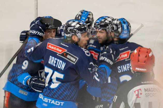 Ingolstadt, Germany October 24, 2024 Penny DEL 2024 2025 Sp 12 ERC Ingolstadt vs Eisbären Berlin In the picture 2 from left goal scorer Alex Breton ERC Ingolstadt cheers with his teammates after his goal to 1 1, Saturn Arena Bayern Copyright: xFotostandx xSchäferx