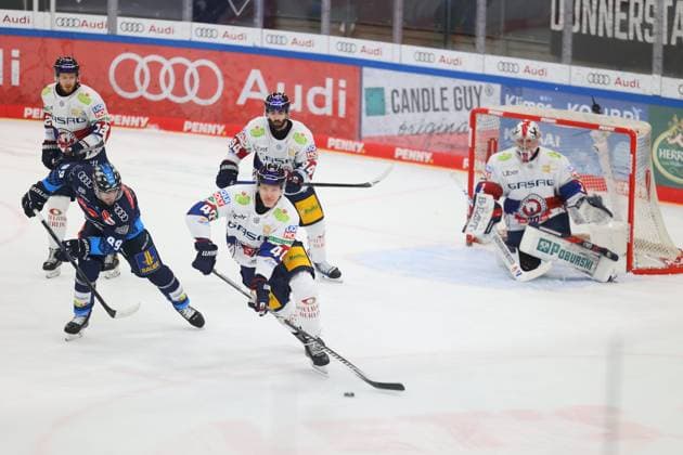 Ingolstadt, Germany October 24, 2024 Penny DEL 2024 2025 Sp 12 ERC Ingolstadt vs Eisbären Berlin Pictured from left in a duel Austen Keating ERC Ingolstadt and Korbinian Geibel Berlin Saturn Arena Bayern Copyright: xFotostandx xSchäferx
