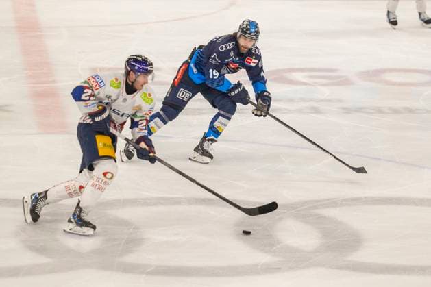 Ingolstadt, Germany October 24, 2024 Penny DEL 2024 2025 Sp 12 ERC Ingolstadt vs Eisbären Berlin Pictured from left in a duel Blaine Byron Berlin and Wojciech Stachowiak ERC Ingolstadt Saturn Arena Bayern Copyright: xFotostandx xSchäferx