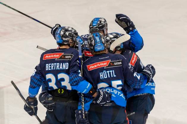 Ingolstadt, Germany October 24, 2024 Penny DEL 2024 2025 Sp 12 ERC Ingolstadt vs Eisbären Berlin In the picture in the grape scorer Riley Sheen ERC Ingolstadt cheers with his teammates after his goal for 2 1, Saturn Arena Bayern Copyright: xFotostandx xSchäferx