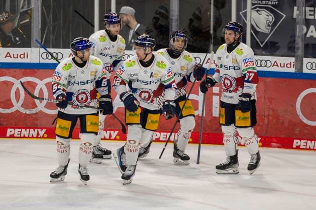 Ingolstadt, Germany October 24, 2024 Penny DEL 2024 2025 Sp 12 ERC Ingolstadt vs Eisbären Berlin In the picture in the Traube Goalscorer Marcel Noebels Berlin celebrates with his teammates after his goal to make it 2 2, Saturn Arena Bayern Copyright: xFotostandx xSchäferx