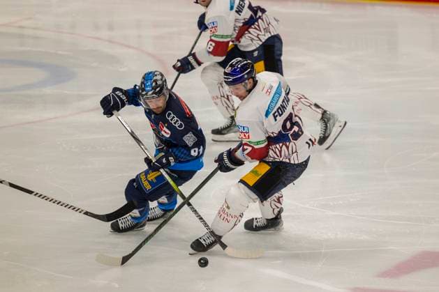 Ingolstadt, Germany October 24, 2024 Penny DEL 2024 2025 Sp 12 ERC Ingolstadt vs Eisbären Berlin Pictured from left in a duel Riley Sheen ERC Ingolstadt and Gabriel Fontaine Berlin Saturn Arena Bayern Copyright: xFotostandx xSchäferx