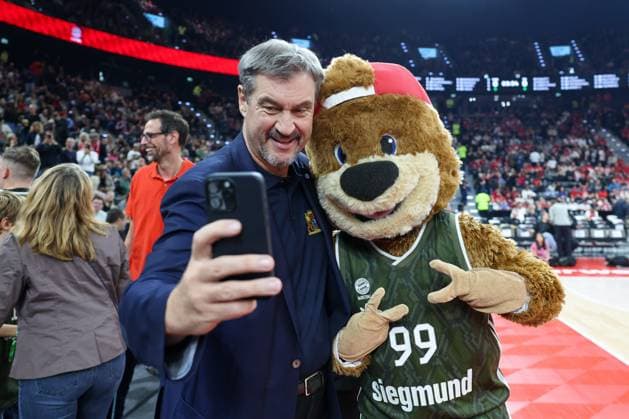 Prime Minister Markus Soeder and Berni taking a selfie, FC Bayern Basketball vs Olympiakos Piraeus, Basketball, EuroLeague, Matchday 5, 25 10 2024 Munich Bavaria Germany Copyright: xkolbert-press ChristianxKolbertx