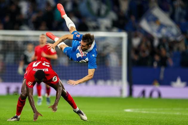 Bilder des Jahres 2024, Sport 10 Oktober Sport Themen der Woche KW43 Sport Bilder des Tages Barcelona, Spain, October 25th 2024: Jofre Carreras (17 RCD Espanyol) Tanguy Nianzou (24 Sevilla FC) battle for the ball during the La Liga EA Sports football match between RCD Espanyol and Sevilla FC at the RCDE Stadium in Barcelona, Spain (Judit Cartiel SPP) Copyright: xJuditxCartielx xSPPx spp-en-JuCaSp-JUCA9279