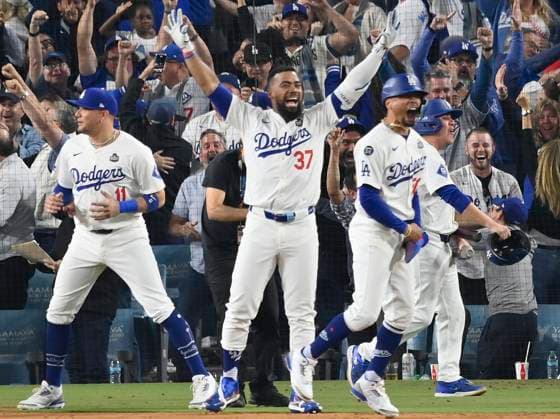 Los Angeles Dodgers Teoscar Hernandez celebrates with teammates after Freddie Freeman hit a grand slam home run in the tenth inning to give the Dodgers a 6-3 victory over the New York Yankees in game one of the MLB, Baseball Herren, USA World Series at Dodger Stadium on Friday, October 25, 2024. The Dodgers take a 1-0 lead in the best-of-seven series. LAP20241025846 JIMxRUYMEN
