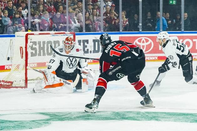 Ice Hockey Penny DEL 13 Matchday Cologne Sharks Grizzlys Wolfsburg on 27 10 2024 at the Lanxess Arena in Cologne Hannibal Weitzmann Wolfsburg , left Louis Marc Aubry Cologne , center Ryan Button Wolfsburg , right According to the regulations of the DEL German Ice Hockey League, the publication and further use of the recordings in electronic media and end devices of all kinds during the ongoing game is not permitted xDMx